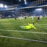 Miroslav Stevanovic transforme son penalty pour sceller l'issue de ce derby lémanique sans grande saveur. KEYSTONE/JEAN-CHRISTOPHE BOTT